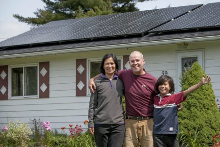 family-with-solar-on-their-roof-by-suncommon